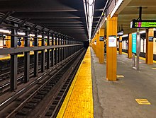 dentro de la estación de metro de Nueva York  