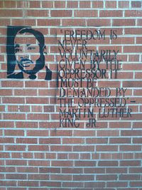 Citazione dalla lettera accanto all'immagine del Dr. King