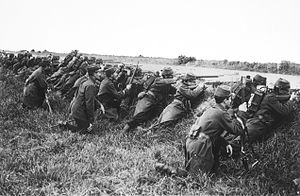 Franču karavīri, kas 1914. gadā grāvī gaida uzbrukumu