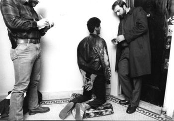 Politidetektiver læser Miranda-rettighederne op for en flygtet forbryder (1984)