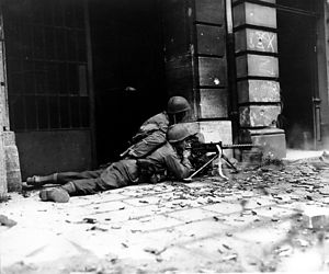 Soldaten der US Army (2. Bataillon, 26. Infanterieregiment) in den Straßen Aachens, 15. Oktober 1944