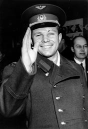 Sovětský kosmonaut Jurij Gagarin jako první člověk cestuje do vesmíru