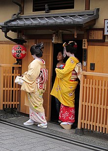 Kyoto geiko Fumikazu (til venstre) med sin minarai imōto Momokazu (til højre) og en shikomi (i midten) fra Odamoto okiya i Kyoto  