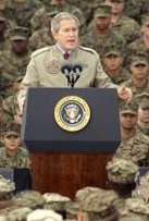 Präsident George W. Bush im Gespräch mit Marinesoldaten und Matrosen in Camp Pendleton im Dezember 2004.