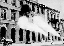 Tysk Brennkommando brænder Warszawa. {Taget på Leszno gade. Fra venstre: bygning nr. 24, 22 og en del af 20.}