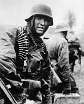 Niemiecki karabin maszynowy maszerujący przez Ardeny w grudniu 1944 roku.