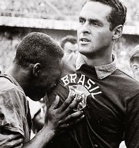 Pelé græder på skulderen af Gilmar dos Santos Neves, efter at Brasilien vandt VM i 1958.  