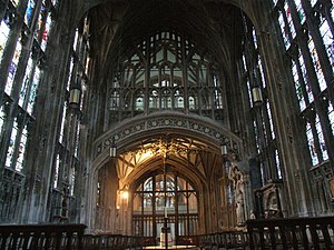 Interiorul Catedralei din Gloucester dă impresia unei "cuști" de piatră și sticlă, tipică arhitecturii perpendiculare. Nu se observă nicio traforare în stil decorat, iar liniile atât pe pereți, cât și pe ferestre au devenit mai ascuțite și mai puțin flamboaiante  