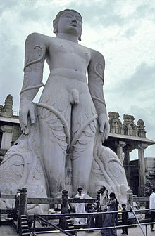 Šravanabelagola, Indijoje, esantį 17,8 m ilgio džainų Tirthankara Bhagavano Gomatešvaros Bahubalio monolitą, iškaltą 978-993 m. po Kr., kas 12 metų tūkstančiai tikinčiųjų per Mahamastakabhisheka festivalį ištepa šafranu.