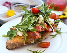 Gorgonzola chorizo rucola tomaat open sandwich  