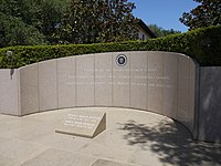 Reagan-familien er begravet i en grav i Ronald Reagan Presidential Library  