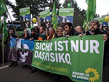 Protest antinuclear lângă centrul de depozitare a deșeurilor nucleare de la Gorleben, în nordul Germaniei, 2008.  