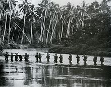 En amerikansk marinepatrulje krydser Matanikau-floden i september 1942.  