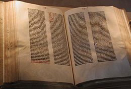 Biblia Gutenberga wystawiona przez Bibliotekę Kongresu Stanów Zjednoczonych , demonstrująca drukowane strony jako nośnik pamięci.