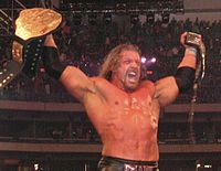 Die WCW-Weltmeisterschaft im Schwergewicht wurde später mit der WWF-Meisterschaft zur WWF Undisputed Championship vereinigt. Hier hält Triple H beide Gürtel.