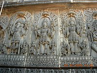 Sculptură în relief pe un panou mural din templul Hoysaleswara din Halebidu, reprezentând Trimurti: Brahma, Shiva și Vishnu.  