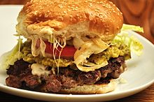 Un panino hamburger con pane, manzo e lattuga.