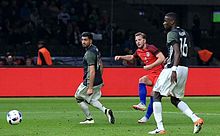 Kane (centro) marcando para Inglaterra contra Alemania en 2016  