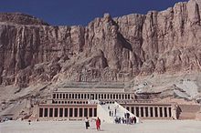 Djeser-Djeseru es el edificio principal del complejo de templos mortuorios de Hatshepsut en Deir el-Bahri. Diseñado por Senemut, su visir, el edificio es un ejemplo de simetría perfecta anterior al Partenón. Fue el primer complejo construido en el lugar, que se conocería como el Valle de los Reyes.