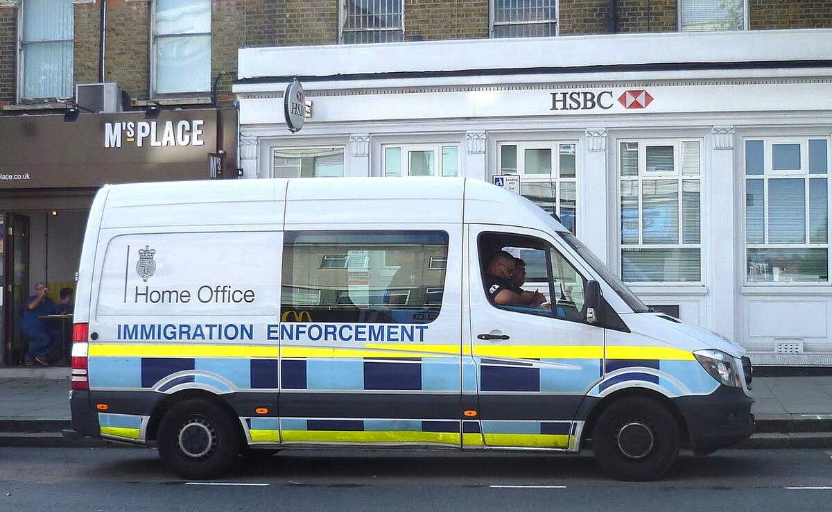 Et køretøj fra Home Office Immigration Enforcement i det nordlige London.