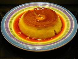 Een crème caramel flan die is bedekt met caramel.