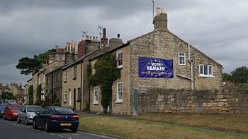Banner med "Stem på forbliven" i Kirk Deighton, North Yorkshire.  