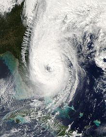 Wilma tras dejar Florida por las aguas del Océano Atlántico.