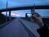 Photographier l'environnement avec l'appareil photo d'un téléphone portable. L'écran du téléphone mobile affiche l'image en direct.
