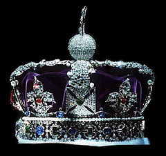 Vedere din profil a Coroanei imperiale de stat; în această fotografie, partea din față se află în stânga.