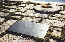 Ikuinen liekki ja muistomerkki Yhdysvaltain 35. presidentin John F. Kennedyn haudalla, sellaisena kuin se oli ennen lesken Jacqueline Kennedyn hautaamista hänen kuoltuaan.
