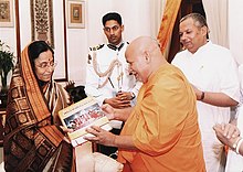 Rambhadracharya (til højre) overrækker den meget vigtige udgave af Ramcharitmanas, som han har redigeret, til Pratibha Patil, Indiens præsident (til venstre)  