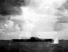USS Hornet bliver torpederet og alvorligt beskadiget af et japansk hangarskibsfly den 26. oktober.  