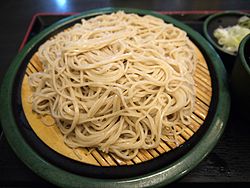 Soba auf einem Zaru serviert