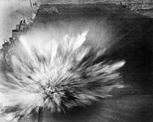 En japansk bombe eksploderer på Enterprise den 24. august 1942 under slaget om de østlige Salomonøer på flyvedækket. Den forårsagede en lille mængde skader.  