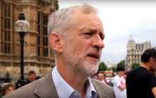 Corbyn bliver interviewet uden for Westminster-paladset, september 2013  