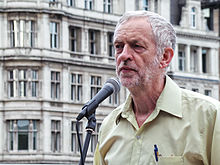 Corbyn taler ved et antikrigsarrangement, april 2013  