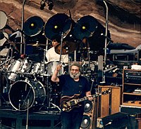 Grateful Deadin jäsenet esiintyivät Red Rocks Amphitheaterissa Coloradossa 11. elokuuta 1987.  