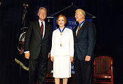 Præsident Bill Clinton hædrer familien Carter med præsidentens frihedsmedalje, august 1999