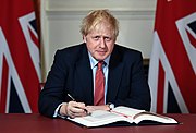Johnson allekirjoittaa Brexit-lakiehdotuksen