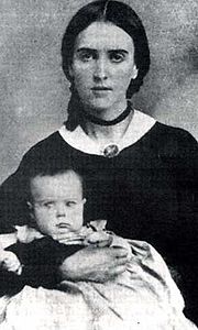 Josefa Carson, la tercera, última y más querida esposa de Carson. Ella sostiene al hijo de Carson