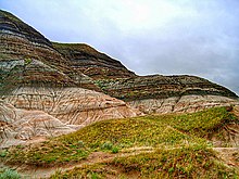 Badlands lângă Drumheller, Alberta. Eroziunea a scos la iveală limita K/T a argilei.  