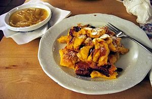 Kaiserschmarrn con (arriba a la izquierda) salsa de manzana  