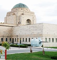 Kangoeroes voor een marinekanon. Het koepelvormige bouwwerk op de achtergrond is de Hall of Memory.  