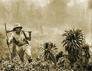 Fotografia a fost făcută probabil de Kazimierz Nowak (1897-1937, autorul apare pe fotografie; făcută probabil cu ajutorul unui auto-timer) în timpul călătoriei sale prin Africa - un călător, corespondent și fotograf polonez. Probabil primul om din lume care a traversat singur Africa de la nord la sud și de la sud la nord (din 1931 până în 1936; pe jos, cu bicicleta și cu canoea).  