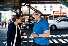 Ocasio-Cortez alături de un susținător în septembrie 2018  