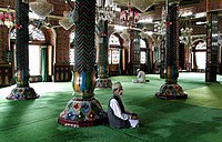 Мюсюлмани се молят в мъжката част на джамия в Шринагар, Джаму и Кашмир, Индия  