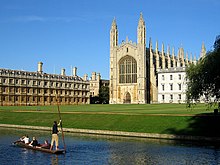 O priveliște celebră a orașului Cambridge. Clare College se află în stânga. Capela King's College este în mijloc.  