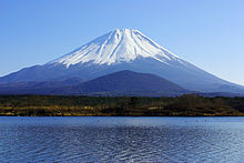 Fuji-bjerget, en aktiv stratovulkan i Japan, der sidst gik i udbrud i 1707-08  