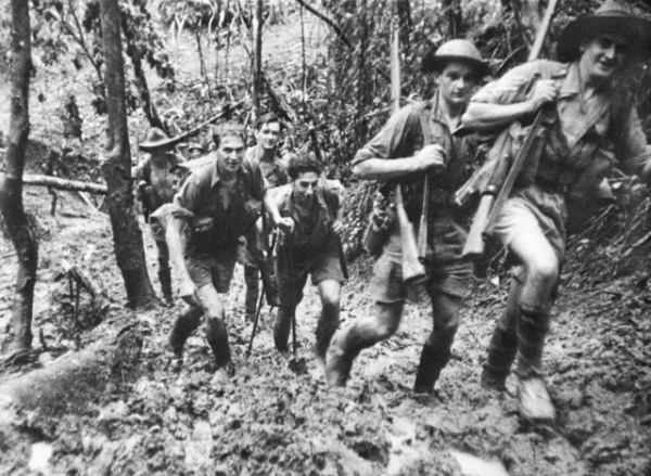 Eylül 1942'de Kokoda Yolu boyunca Port Moresby'ye yaklaşan Avustralya birlikleri.
