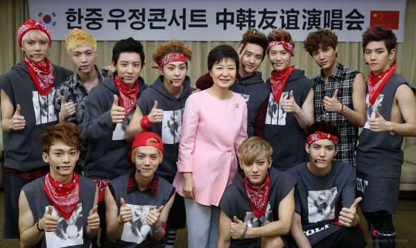 EXO con Park Geun-hye en 2013  